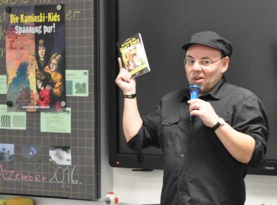 Die Abenteuer der Kaminski-Kids im Gepäck: Autor Carlo Meier am Leseabend im Pfrundmattschulhaus II in Reinach. (Bild: hg.)