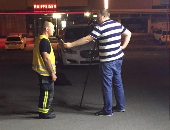 Ein Feuerwehrmann gibt nach dem speziellen Einsatz Auskunft (Bild: Facebook/Feuerwehr Mittleres Wynental)