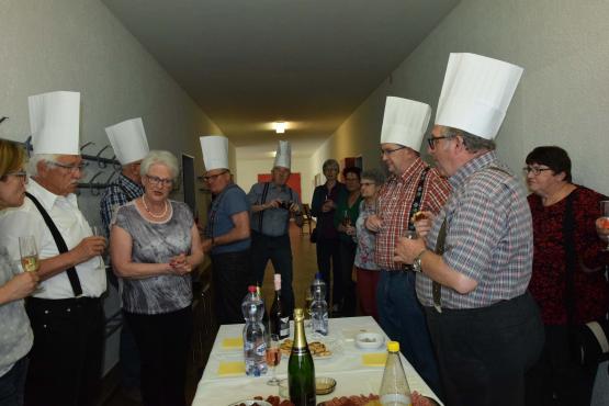 Zum Apéro am Abschlussabend sind Ehefrauen und Partnerinnen eingeladen