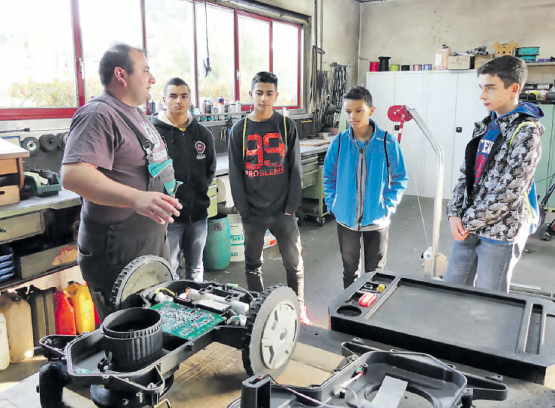 Wer hat das Gefühl für Motoren?: Peter Dätwyler (li.) von der Firma E. Beck in Oberkulm erklärt in derWerkstatt den Beruf des Motorgerätemechanikers. (Bild: moha.)