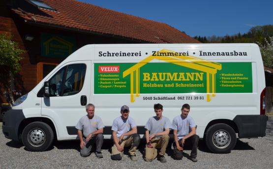 Baumann Holzbau und Schreinerei in Schöftland mit Ruedi Baumann, dem Zimmermann Hansueli Götschmann, dem Lehrling Joël Müller und Freddy Schenk (v.l.).