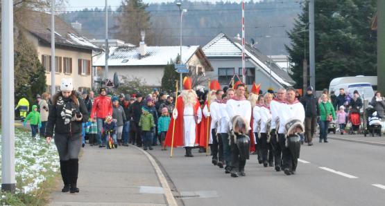 Trychler, Chläuse, Schmutzli und Gefolge nähern sich der Biberburg