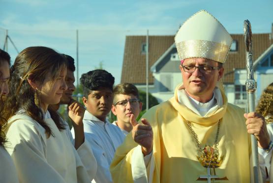 Er mischte sich unter die Ministranten: Bischof Felix Gmür war in Schöftland zu Gast