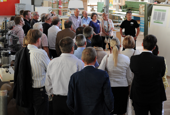 aargauSüd Impuls zu Besuch bei der Firma Haworth in Menziken: Regionale Wirtschaftsvertreter, Behördenmitglieder und Interessierte auf Firmenrundgang. (Bilde: mars.)