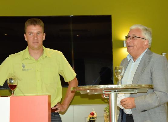 Der Oenologe, Michael Deppeler (li.) wird vom "alten Hasen", Ruedi Wirth im Foyer der Raiffeisenbank Gränichen vorgestellt