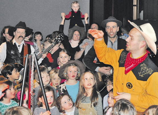 Lagerfeuerromantik im TaB: Wenn der Hilfssheriff Tom (Bild: hg.)