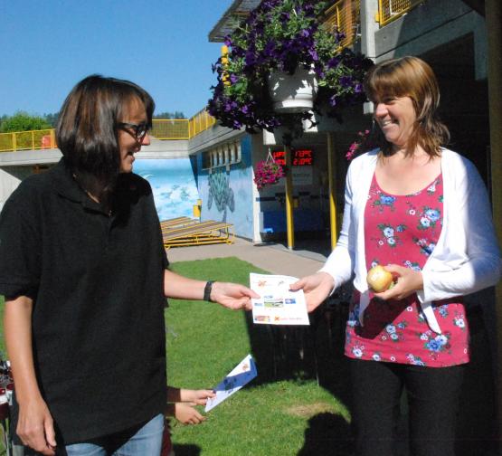 Therese Hürzeler (re.) nimmt von Doris Baumann die Startliste entgegen
