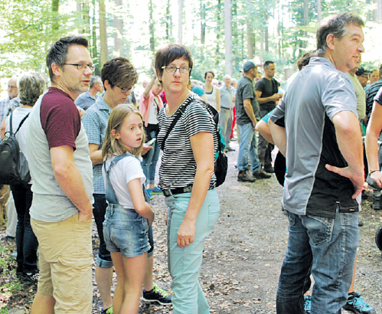 Erwartungsvoll vor dem Start: Erfreulich viele Teilnehmer fanden sich im Seener Wald ein. (Bild: hh.)