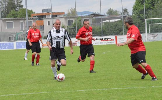 Auf der Rütimatte waren spannende Spiele zu sehen, zum Teil mit ehemaligen Fussballgrössen