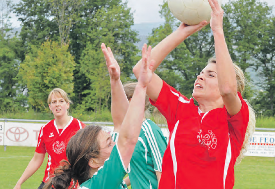 Martina Gloor, beobachtet von Madeleine Sinniger (hinten links / Bild: wr)