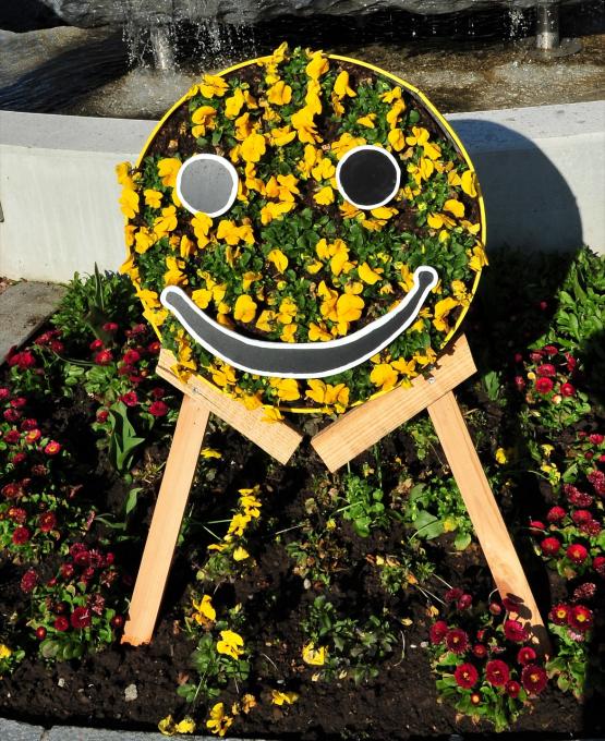 Smile: Einer von vielen Fröhlichmachern auf dem Kreisel Löwenplatz Böju.