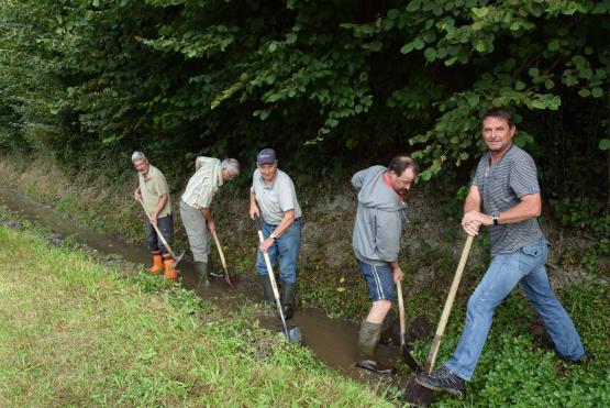 Unter der Leitung von Ruedi Schlatter (2.v.re.) wird hart gearbeitet