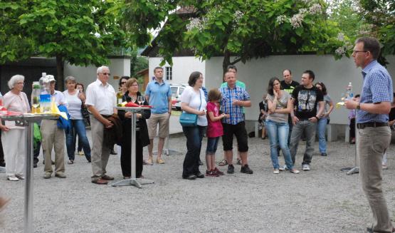 Gemeindeammann Rolf Buchser begrüsste die Angemeldeten im Schlosshof