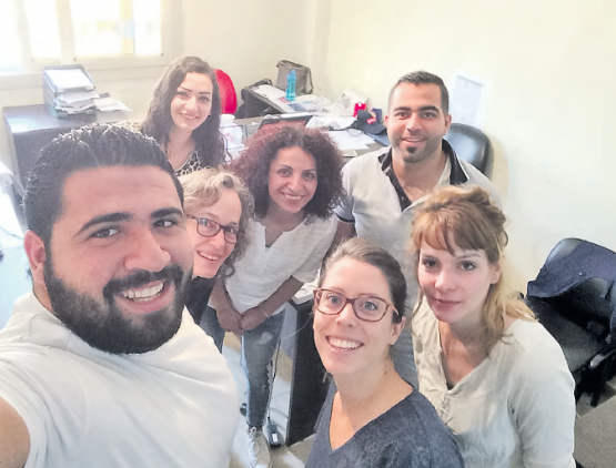 Im Libanon: Stefanie Bertschi (unten rechts im weissen Shirt) mit einem Teil des Medair-Teams. (Bilder: zVg.)