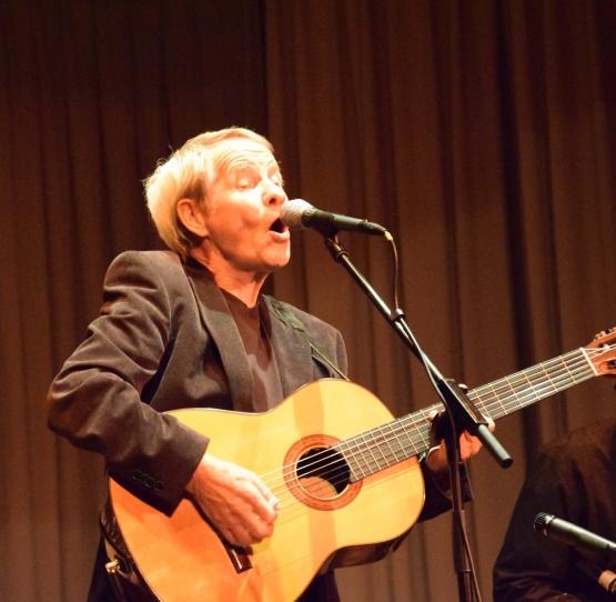So kennt ihn die Welt: Tinu Heiniger aus voller Kehle zur Gitarre