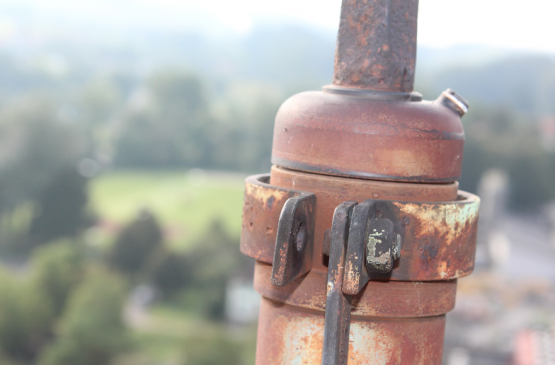 Der Menziker Kirchturm rundum sanierungsbedürftig: Rost und fehlende Schraube bei der Befestigung der Wetterfahne und eindringendes Wasser verursachten Fäulnis im Dachgebälk. (Bild: zVg.)