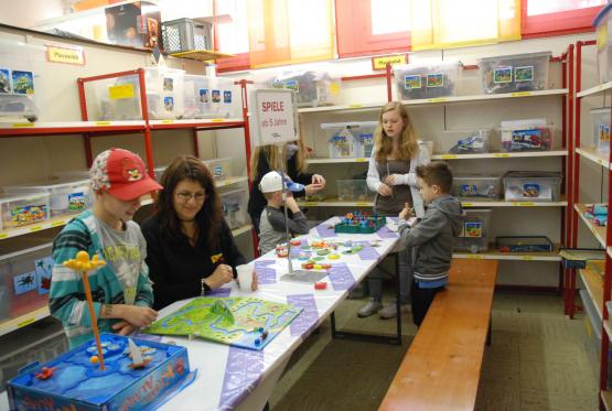 Mitten im Spiele-Angebot werden altersgerechte Spiele vorgeführt