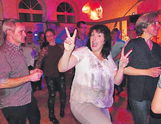 Fröhliche Stimmung an der vierten Ü45-Tanzparty im Zetzwiler Bären. (Bilder: eh.)
