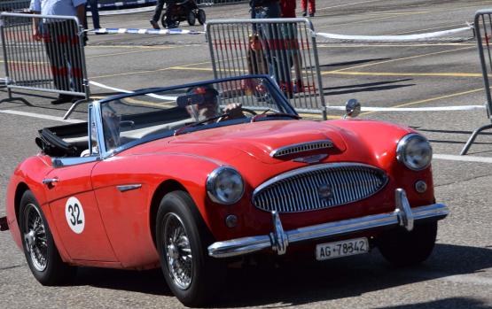 Er lacht hinter dem Steuer des Austins wie ein Maikäfer: Ernesto Werffeli