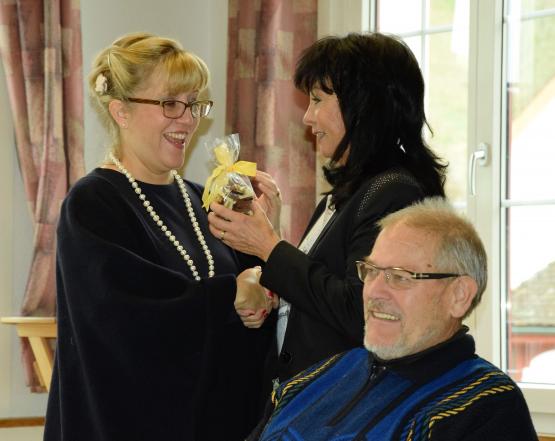 Beatrice Wallimann (re.) beschenkt Pfarrerin Nadine Hassler Bütschi als Dank für ihr Engagement