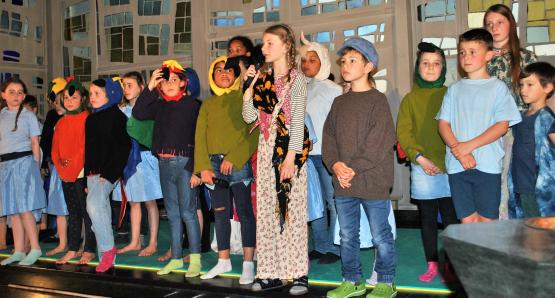 Eine grosse Kreativgruppe überraschte die Kirchenbesucher mit einem Singspiel