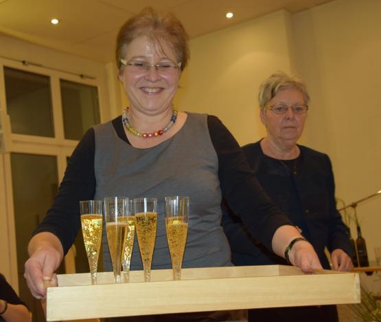 Die Präsidentin, Dorothee Doswald, kreuzt auf mit Cüpchen