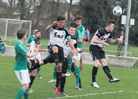Gontenschwils Dawid Skrzypczak (2.v.re.) scheitert mit seinem Kopfball. (Bild: Otto Lüscher)