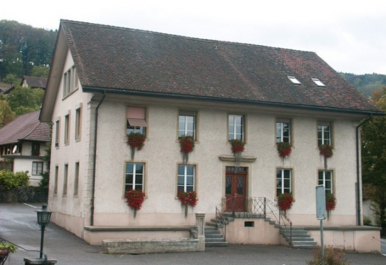 Schulhaus Birrwil (Bild: www.birrwil.ch)