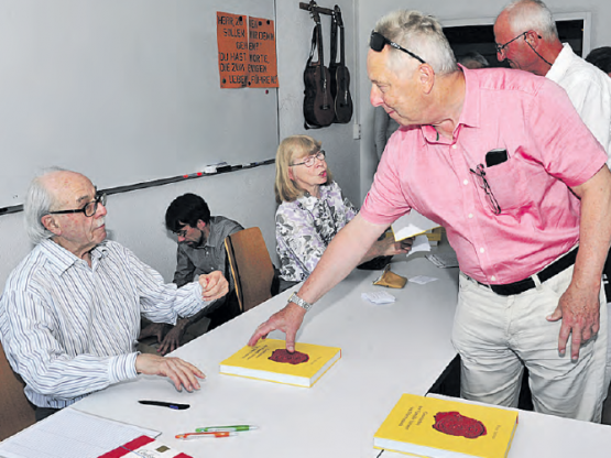Mit persönlicherWidmung desAutors:Peter Steiner,derVerfasser des Dürrenäscher Steiner-Buches, war im Anschluss an die Vernissage ein gefragter Mann. (Bild: msu.)