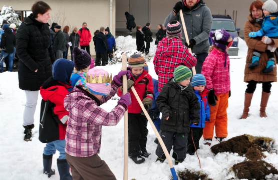 Auch die Jungmannschaft wollte sich beim Spatenstich zur Lenzchile nützlich machen. (Bild: Martin Suter)