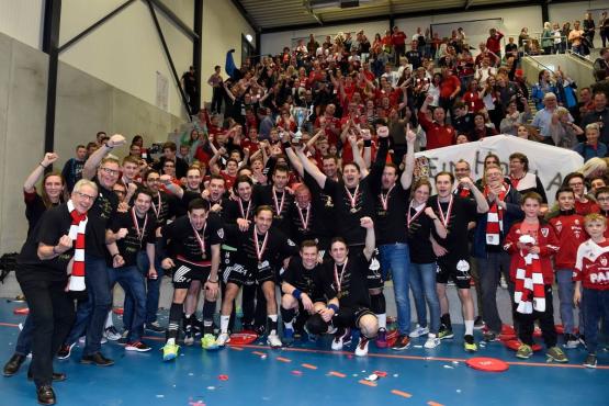 Fans und Spieler jubeln (Bild: Facebook HSC Suhr Aarau)