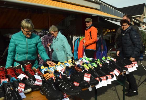 Der Markt bietet einheimischen Geschäftsleuten den lockeren Kontakt mit den Kunden