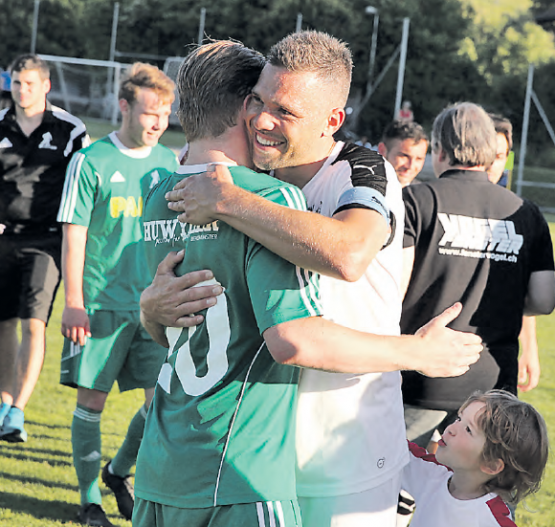 In Gontenschwil hatten alle Grund zur Freude: Daniel Kurmann (l.) gratuliert Stefan Oppliger, demCaptain des FC Kölliken – Beide schafften sie den Ligaerhalt. (Bild: olüscher)