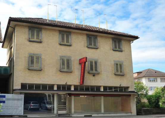 Ein Haus mit Geschichte an der Alten Strasse Reinach: Vom ehemaligen Spezialbekleidungshaus Leutwyler zu Herrenmode Lüthy.
