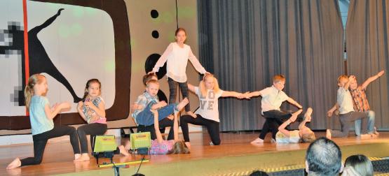 Schon die Kleinen präsentieren sich als perfekte Artisten auf der Bühne