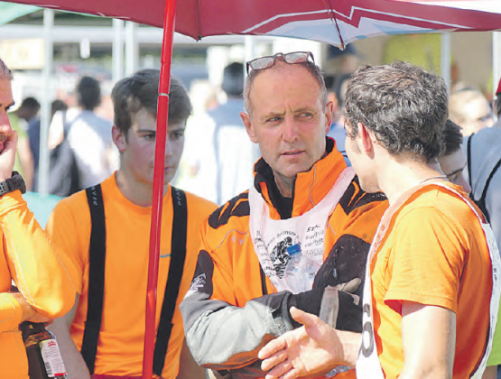 Mit Schnelligkeit und Präzision zum Sieg: Nati Swiss-Mitglied Daniel Gautschi aus Oberkulm (Mitte) gewann den Aargauer Holzerwettkampf 2016. (Bild: moha)