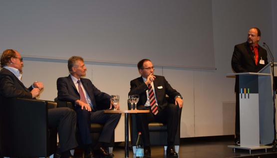Gesprächsrunde im Kultur- und Kongresszentrum Aarau mit Heinz Sommer (Moderator), Heinz Karrer (Referent) Oliver Willimann (VR-Präsident WIR-Bank) und Christian Müller (WIR-Gruppe Aargau) von links nach rechts
