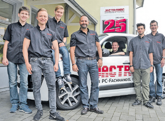 Sieben der aktuell neun Jactronic-Mitarbeiter vor dem Sitz in Schöftland: (von links) Yan Poplavsky, Roy Wallimann, Noah Zimmermann, Gianni De Rose, Daniel Gerber, Sandro Beck und Roger Bolliger. (Bild: wr)