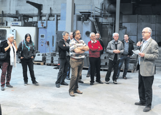 Letzter Abguss in der AMG Gontenschwil: die wenigen verbliebenen und ehemalige Mitarbeiter beim denkwürdigen Vorgang, der von Firmenchef Georg Vaas kommentiert wurde.