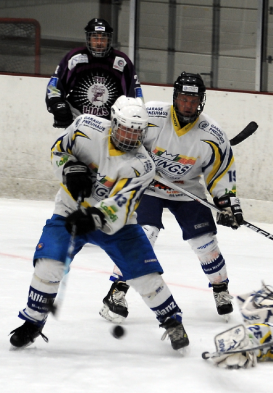 Sorgen für Betrieb vor dem Gästetor: Daniel Zimmermann (Nr. 11), Roy Hächler (Nr. 17) und Reto Mäder (im Hintergrund) bringen Herzogenbuchsee in Bedrängnis. (Bild: mars.)