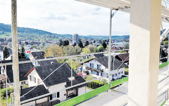 Falkenstein Menziken im Blickkontakt zum Jura: Auch talabwärts eröffnet sich von den Balkonen des Erweiterungsbaus aus eine fantastische Aussicht. (Bild: msu.)
