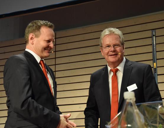 VR-Präsident Hans Ulrich Ziswiler (li.) gratuliert Andi Bieri zum 30-Jahr-Dienstjubiläum