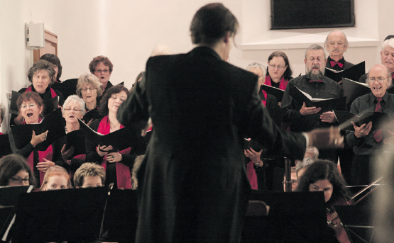 Der reformierte Kirchenchor Effretikon und die Streicher der Camerata aargauSüd: Ergänzt mit verschiedenen Bläsern, demonstrierten sie unter der Leitung von David Reitz eine harmonische Einheit. (Bild: rc.)