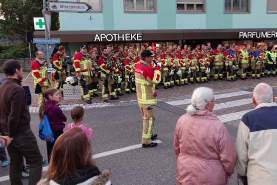 Informationen aus erster Hand: Der Kommandant spricht vor versammelter Mannschaft zur Bevölkerung. (zVg.)