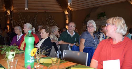 Aufmerksame Zuhörer bei den verschiedenen Informationen