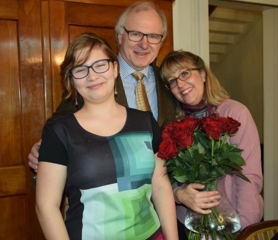 Zu Hause angekommen: Die neue Rueder Pfarrerfamilie mit Töchterchen Bérénice, Gerhard Bütschi und Nadine Hassler Bütschi