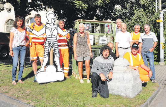Organisieren am Samstag, 9. September in Menziken eine Putzaktion im Rahmen des nationalen Clean-Up-Day: Das Bauamt, die IG Bauern Menziken und der Natur- und Vogelschutzverein und der Ritter Menzo, welcher den «Güsel-Barometer» bewacht. (Bild: mars.)
