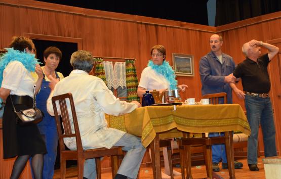 Die Theatergruppe des Männerchors Schmiedrued strapazierte die Lachmuskeln des Publikums