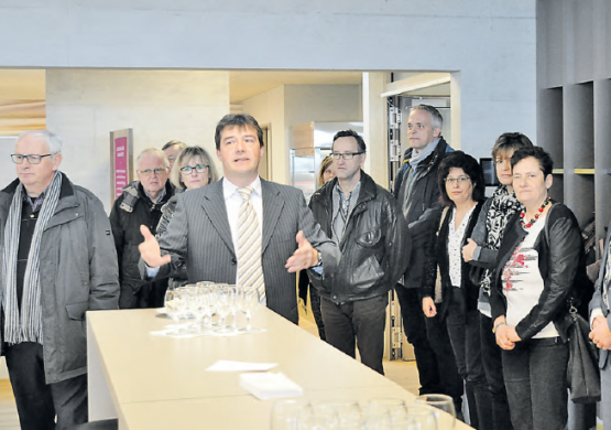 Besichtigung der neuen Mensa im Erweiterungstrakt b der Kantonsschule Beromünster: Rektor Jörg Baumann erklärte der Gästeschar die vielen Vorzüge der neuen, modern und grosszügig eingerichteten Mensa. (Bild: hg.)