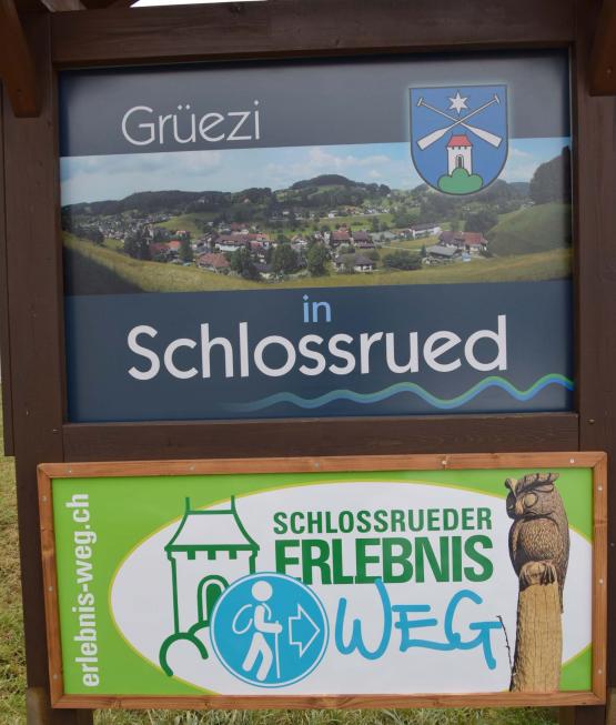 Eine originelle Tafel heisst die Besucher von Schlossrued herzlich willkommen